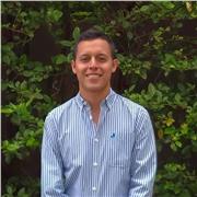 Profesor de historia, geografía, sociales y política brinda clases a personas de todas las edades de forma fácil e innovadora